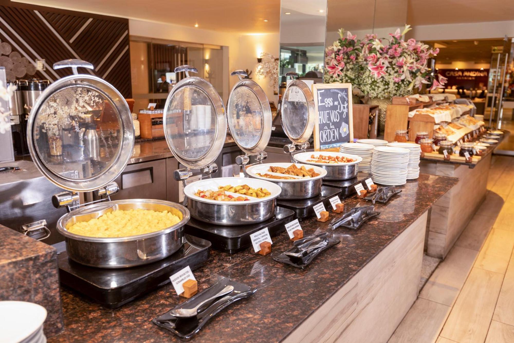 Casa Andina Premium Miraflores Lima Extérieur photo A buffet at a hotel